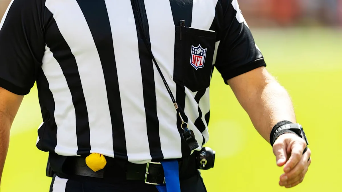 Eagles Analyse: NFL ohne Schiedsrichter: Droht der Liga das Zebra-Chaos von 2012? – Titelbild für den Artikel auf www.fly-eagles-fly.de